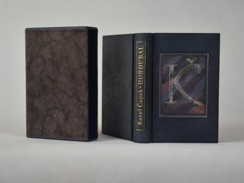 KAREL ČAPEK - HORDUBAL (výtisk č. 6/50, signovaný Karlem Čapkem). Vydal: Fr. Borový, Praha, 1934. CKŽ-b, 192 x 129 x 31 mm, patinovaná teletina, inkrustace, patinování, zlacení. Sestavované pouzdro, lihový papír. Vazba: duben 2019